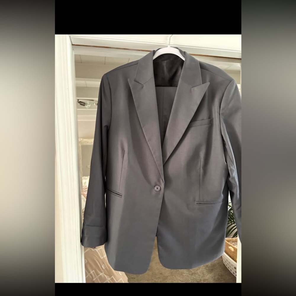 Classic Women’s Gray Single-Button Blazer. Three piece.